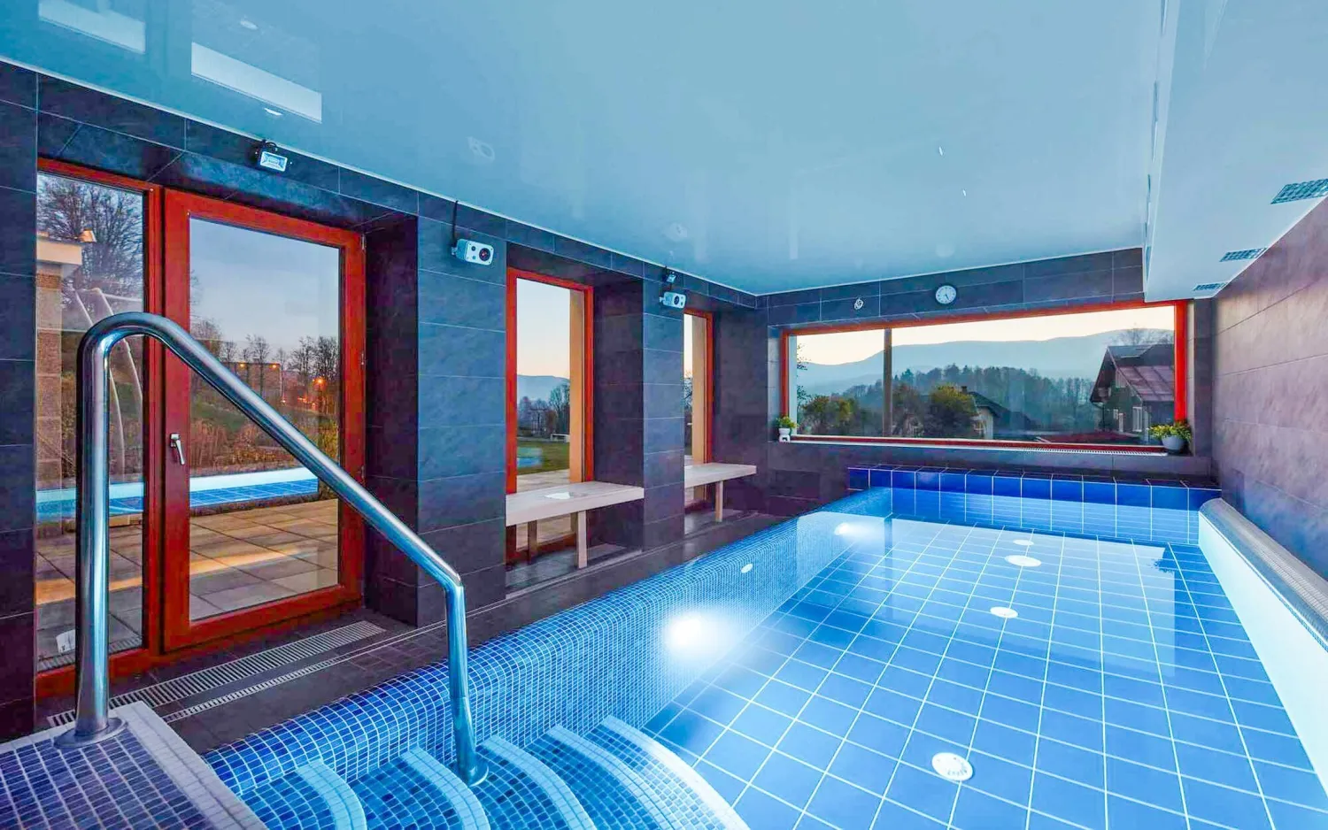 Pobyt v Jeseníkách v Hotelu Slunný dvůr *** s polopenzí, každodenním vstupem do wellness centra (bazén, vířivka) a relaxačním parafínovým zábalem.